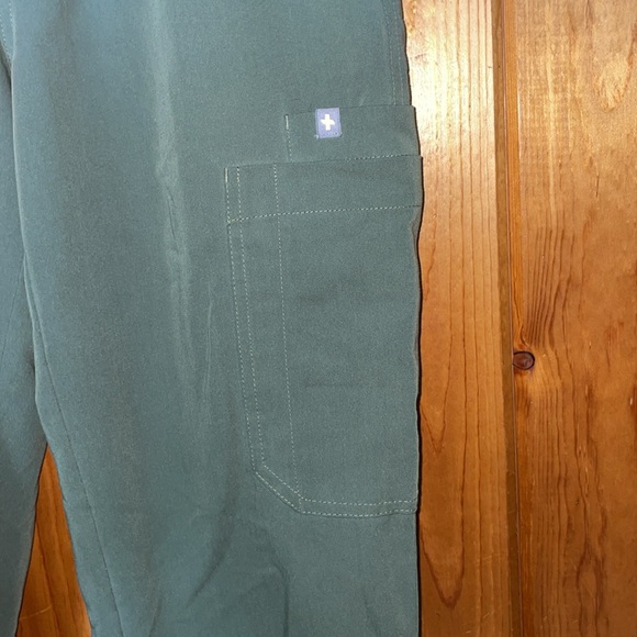 Moss green figs scrub set size XS/S nursing doctor scrub set straight leg pants - Picture 12 of 14